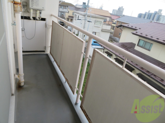 バルコニー　日当たり良好で広々としているので大きな洗濯物も安心ですね。