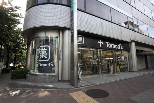ドラックストア　トモズ 茅場町店（ドラッグストア）まで151m