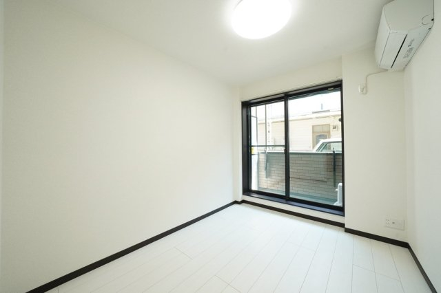 居室・リビング　優しい色合いの床材を使用した居住空間です。