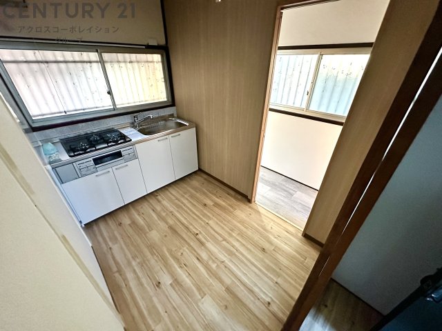 居室・リビング　窓が多く明るいお部屋です♪