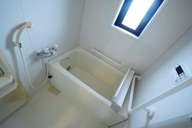 バス・シャワールーム　★窓付きで換気もできますし明るいです★