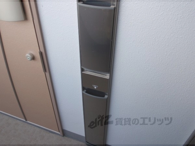 玄関　新聞受け、傘立て