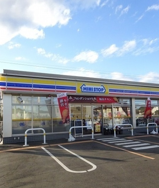 コンビニ　ミニストップ東大和芋窪店（コンビニ）まで595m