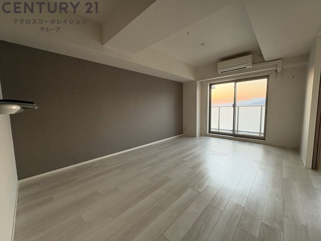 居室・リビング　西向きのお部屋です！広々としたリビングです！