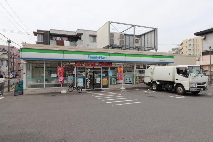 コンビニ　ファミリーマート（コンビニ）まで126m