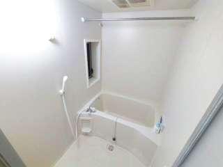 バス・シャワールーム　コンパクトで使いやすいお風呂です
