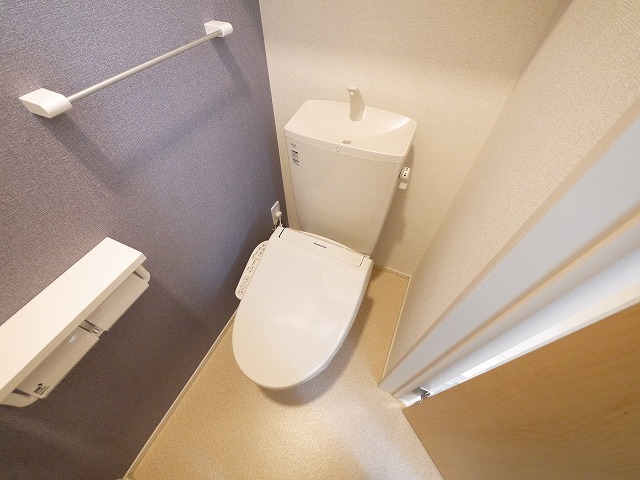 トイレ　落ち着いた色調のトイレです