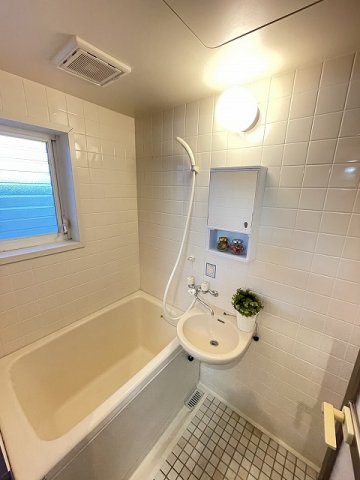 バス・シャワールーム　バスルームは洗面台付きの2点ユニットです♪窓があるので湿気が