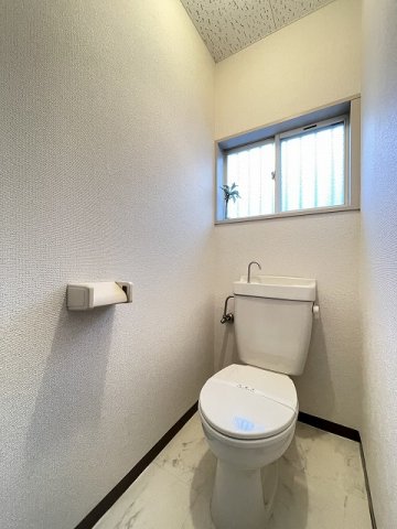 トイレ　人気のバストイレ別です♪窓のあるトイレで換気もOK！嫌なニオ