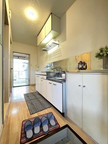 眺望　玄関から室内への景観です！キッチンの奥に和室6帖のお部屋があ