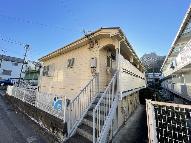 建物外観　小田急小田原線「百合ヶ丘」駅まで徒歩6分！便利な立地の2階建