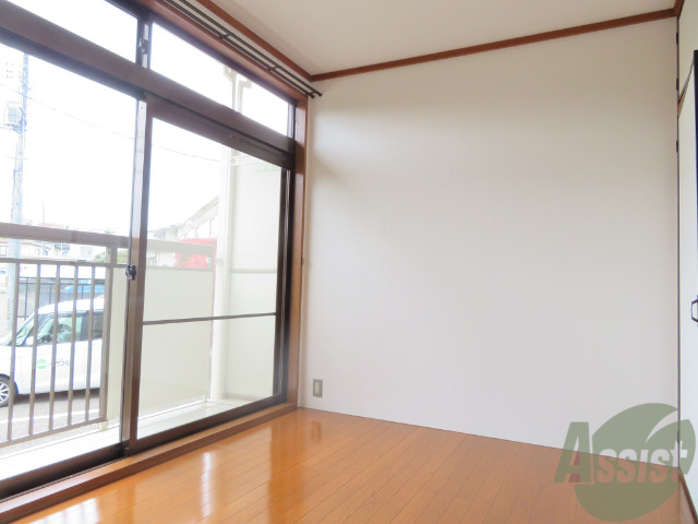 居室・リビング　陽の光が差し込む明るいお部屋は気持がいいですね。