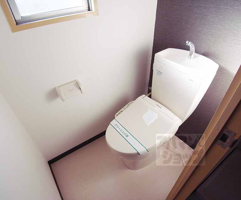 トイレ　小窓付きのトイレ。