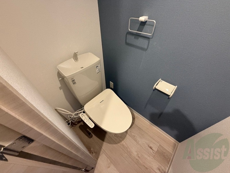 トイレ　トイレです。タオル掛けもついて便利ですね！