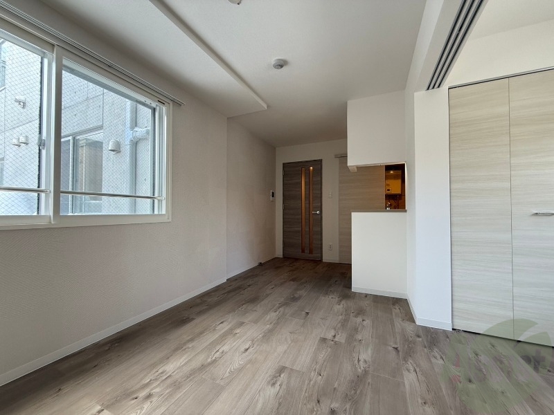 居室・リビング　木目のフローリングは落ち着きのある印象のお部屋になりますね！
