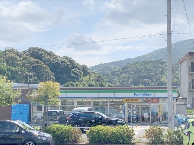 コンビニ　ファミリーマート生駒壱分インタ（コンビニ）まで550m