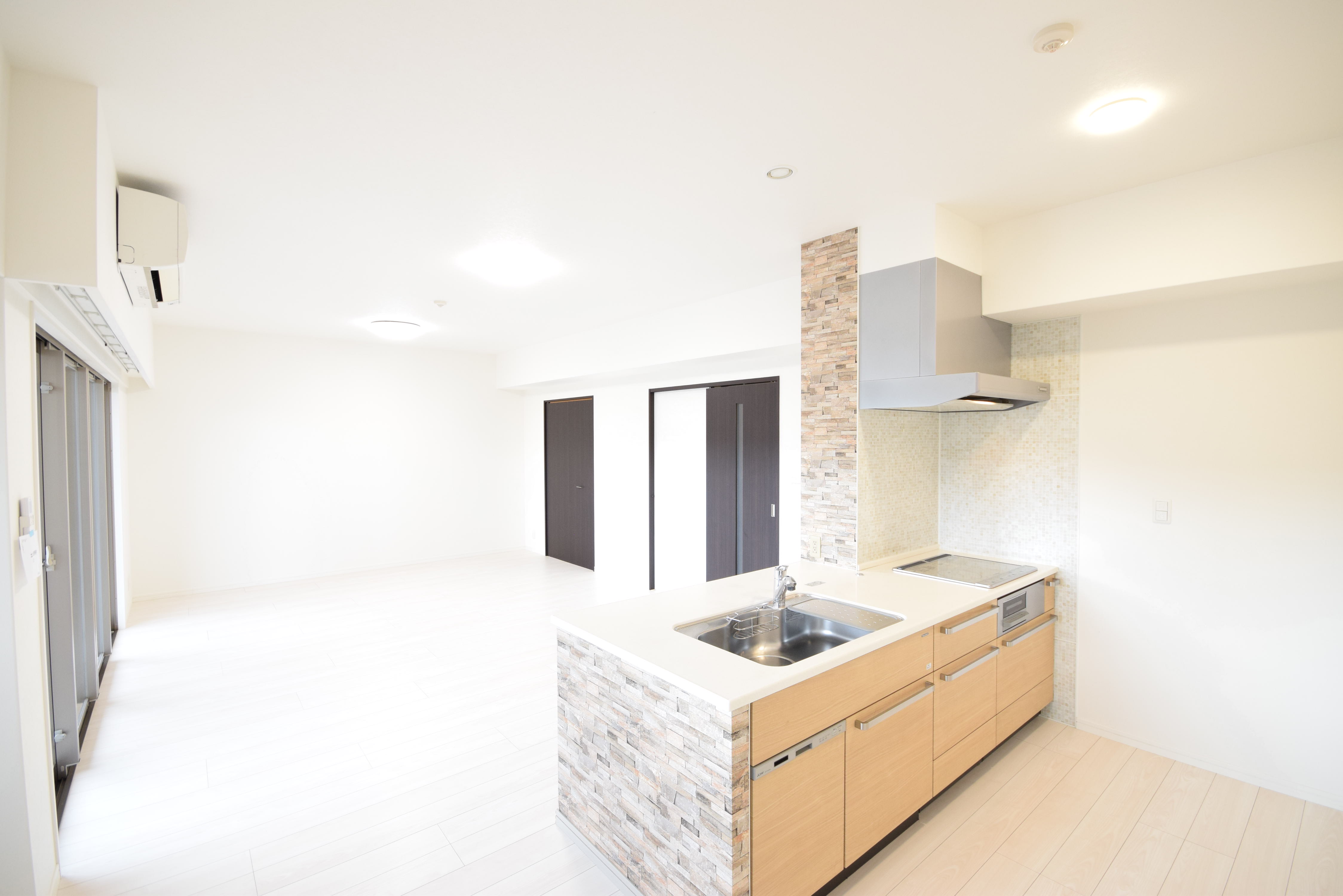 その他　同タイプ別室の写真となります。床、建具はライトブラウンとなり