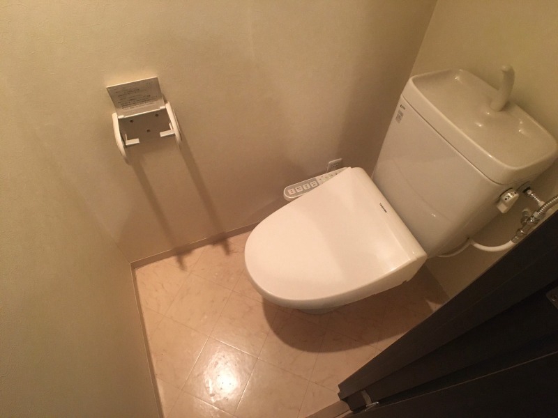 トイレ　ウォシュレット機能がついたトイレです。安心して使用できます。
