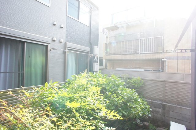 眺望　お部屋前には緑があるので、心癒されますね☆