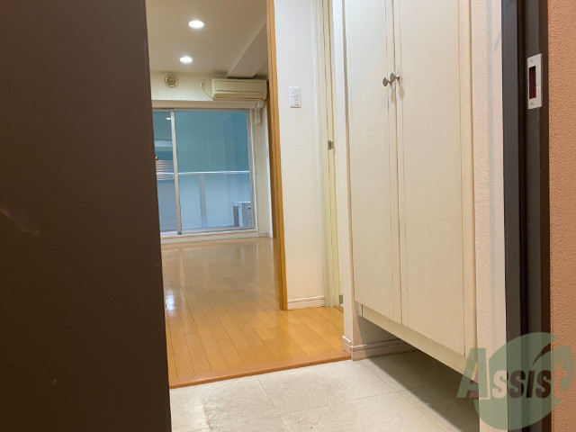 玄関　こちらは玄関になります。おきな収納棚がありますので便利です。