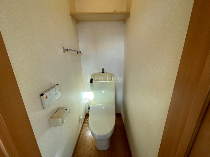トイレ　嬉しい温水洗浄便座付きのトイレです。