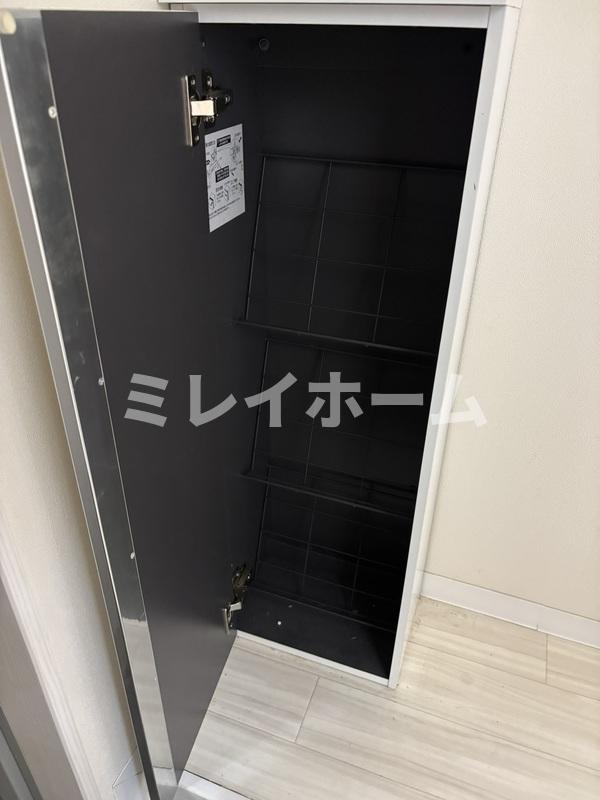 玄関　同建物内、別のお部屋の参考写真になります。
