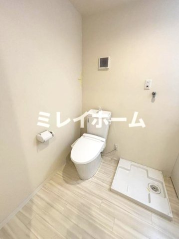 トイレ　同建物内、別のお部屋の参考写真になります。