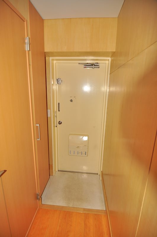 ＪＲ山手線 日暮里駅 徒歩5分 9階建 築42年の玄関写真