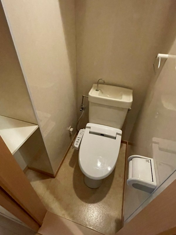 ＪＲ山手線 日暮里駅 徒歩5分 9階建 築42年のトイレ写真