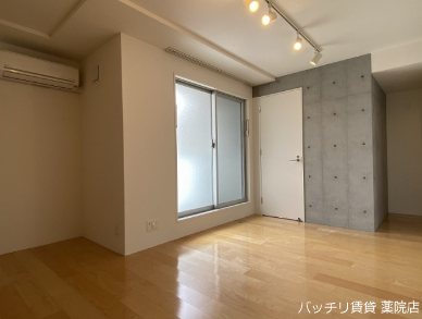 居室・リビング　画像は別号室の為、現状優先になります。