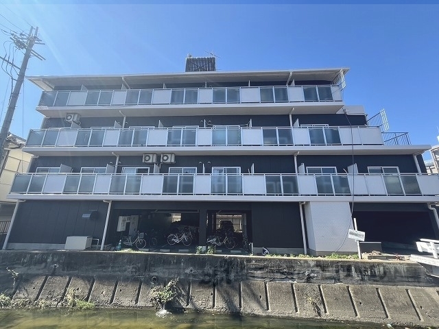 【大和高田市栄町のマンションの建物外観】