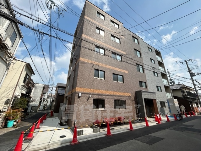 京都市南区東九条南山王町のマンションの建物外観