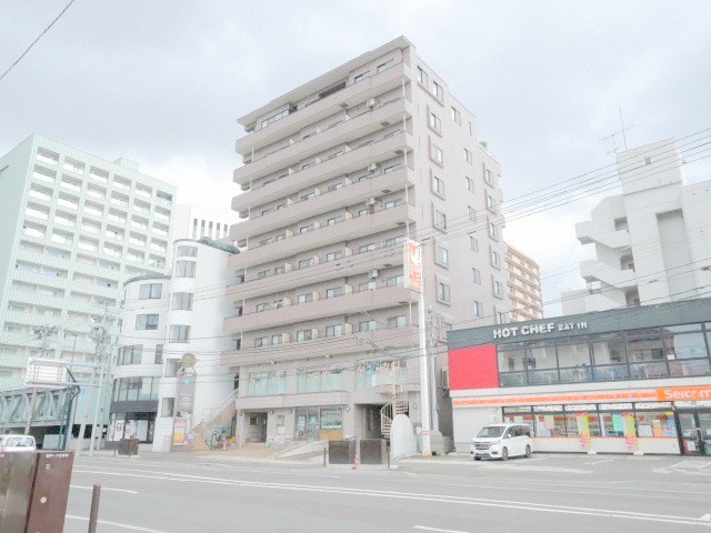 札幌市中央区南九条西のマンションの建物外観