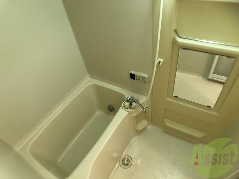 バス・シャワールーム　こちらはバスルームになります。追い焚き機能付です。