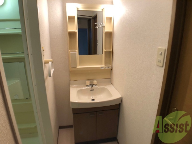 洗面設備　こちらは洗面台になります。下に収納もございます。