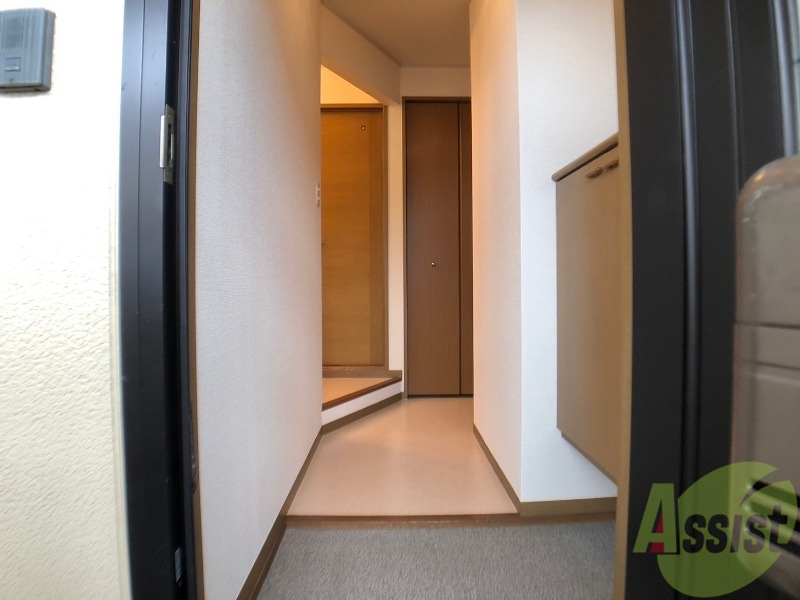 玄関　こちらは玄関になります。照明設備もございます。