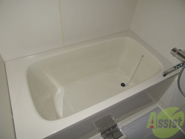 バス・シャワールーム　広いので足を伸ばしてゆっくりと浸かることができるお風呂です。