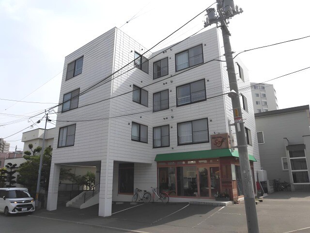 【札幌市豊平区福住二条のマンションの建物外観】