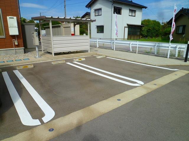 【砺波市一番町のアパートの駐車場】