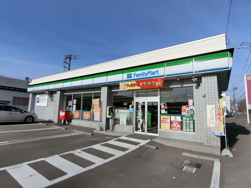 コンビニ　ファミリーマート函館港町店（コンビニ）まで425m