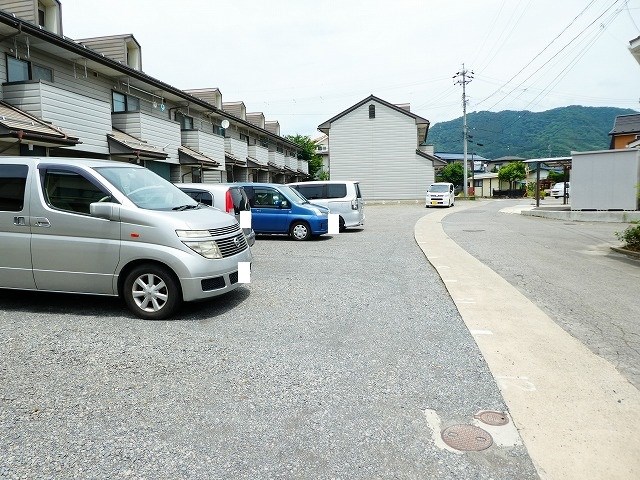 【ハイツ中沢3の駐車場】