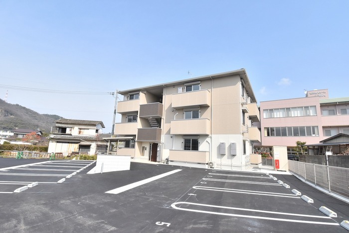 高松市西ハゼ町のアパートの建物外観