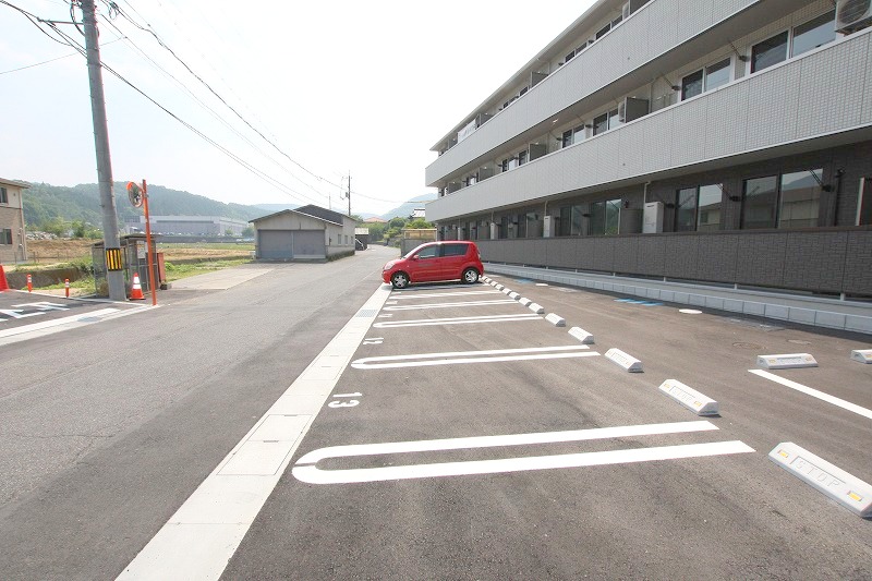 【岡山市北区御津野々口のアパートの駐車場】