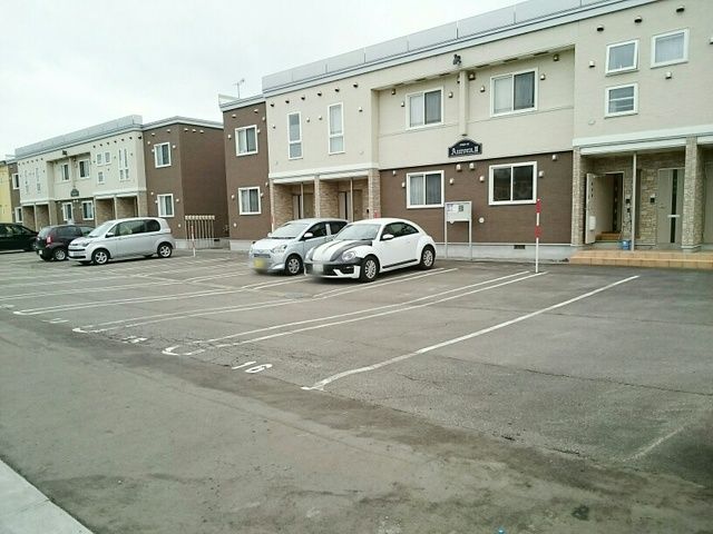 【深川市北光町のアパートの駐車場】