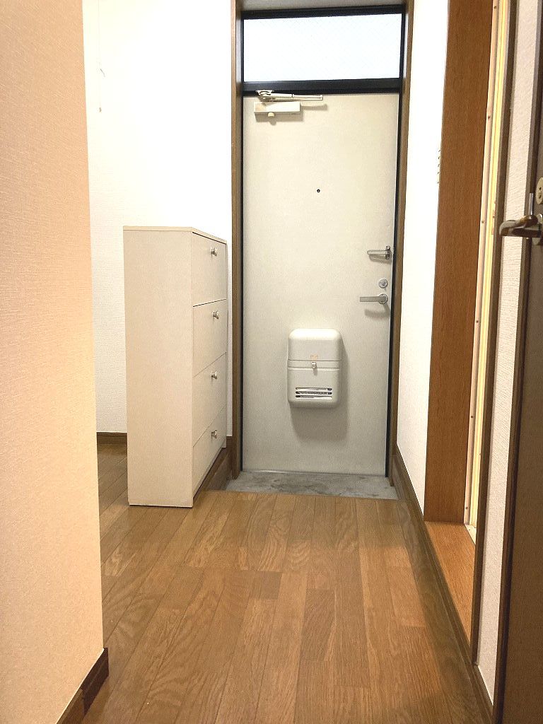 玄関　玄関に下駄箱あり、靴が整理整頓できます！