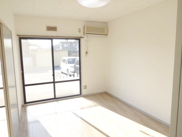 居室・リビング　南向き洋間６帖