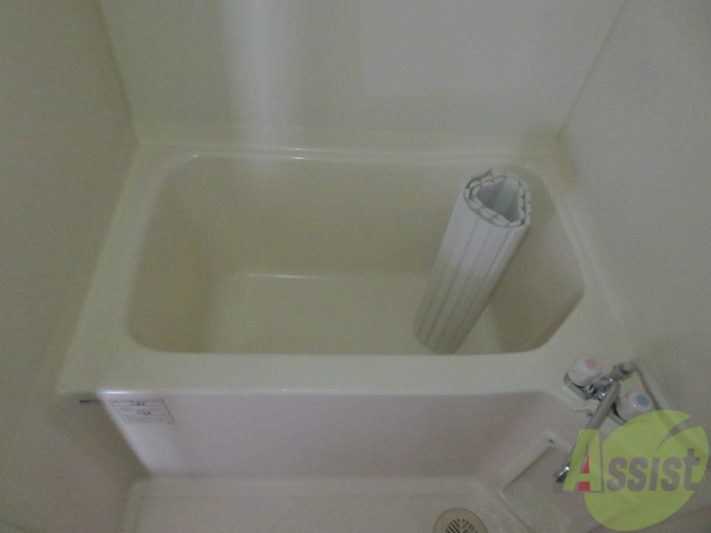 バス・シャワールーム　バスルームは狭すぎず、シャワーも浴びやすそうです。