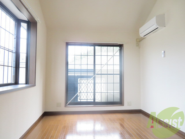 居室・リビング　８帖の洋室です。広々として、きれいですね。