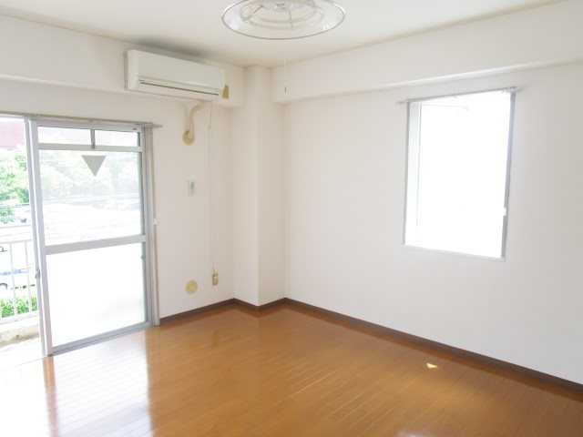 居室・リビング　写真は301号室です（参考）