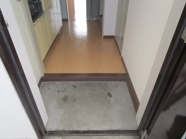 玄関　写真は301号室です（参考）